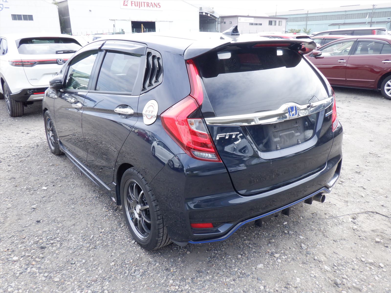 car-img