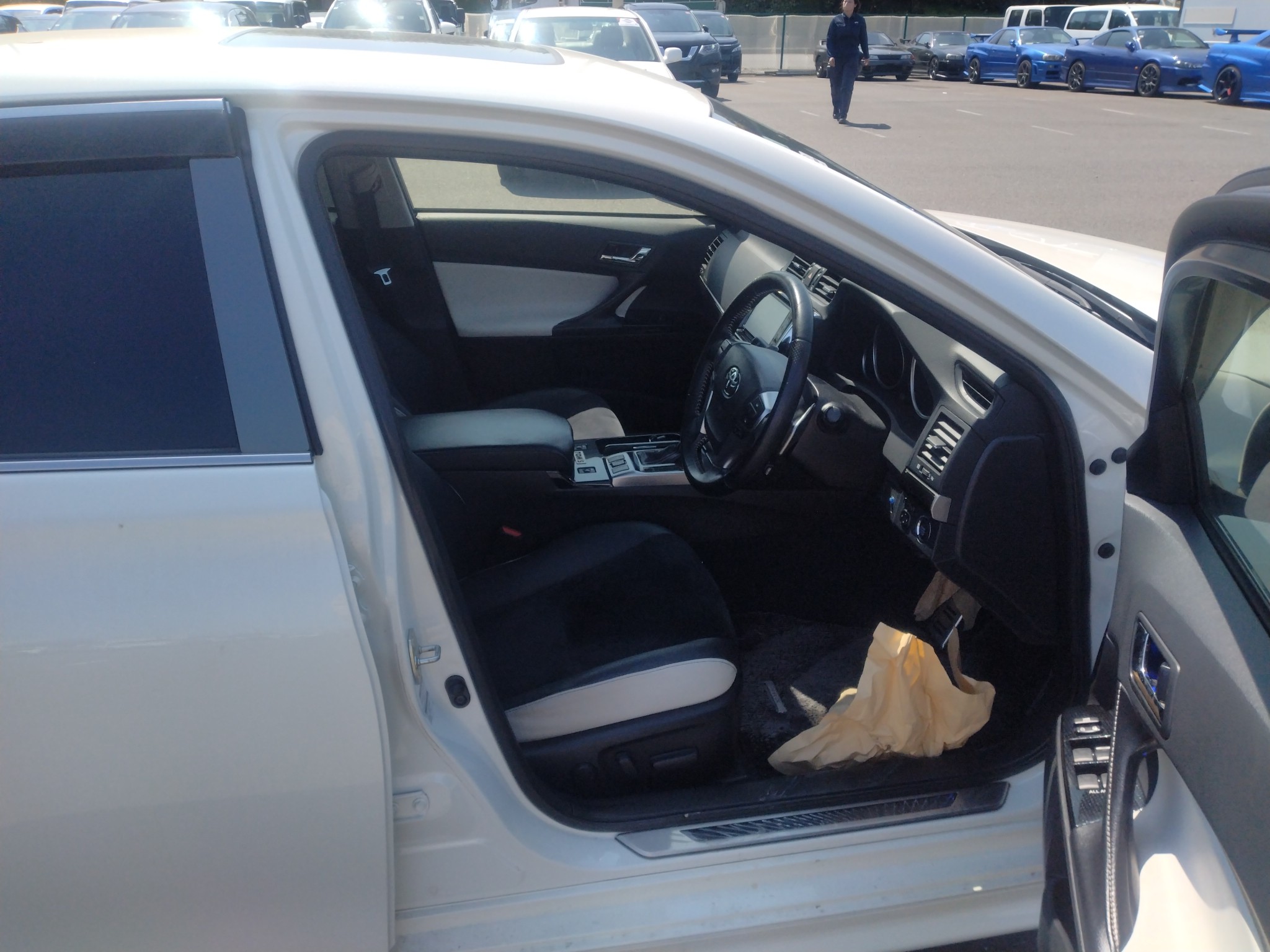 car-img