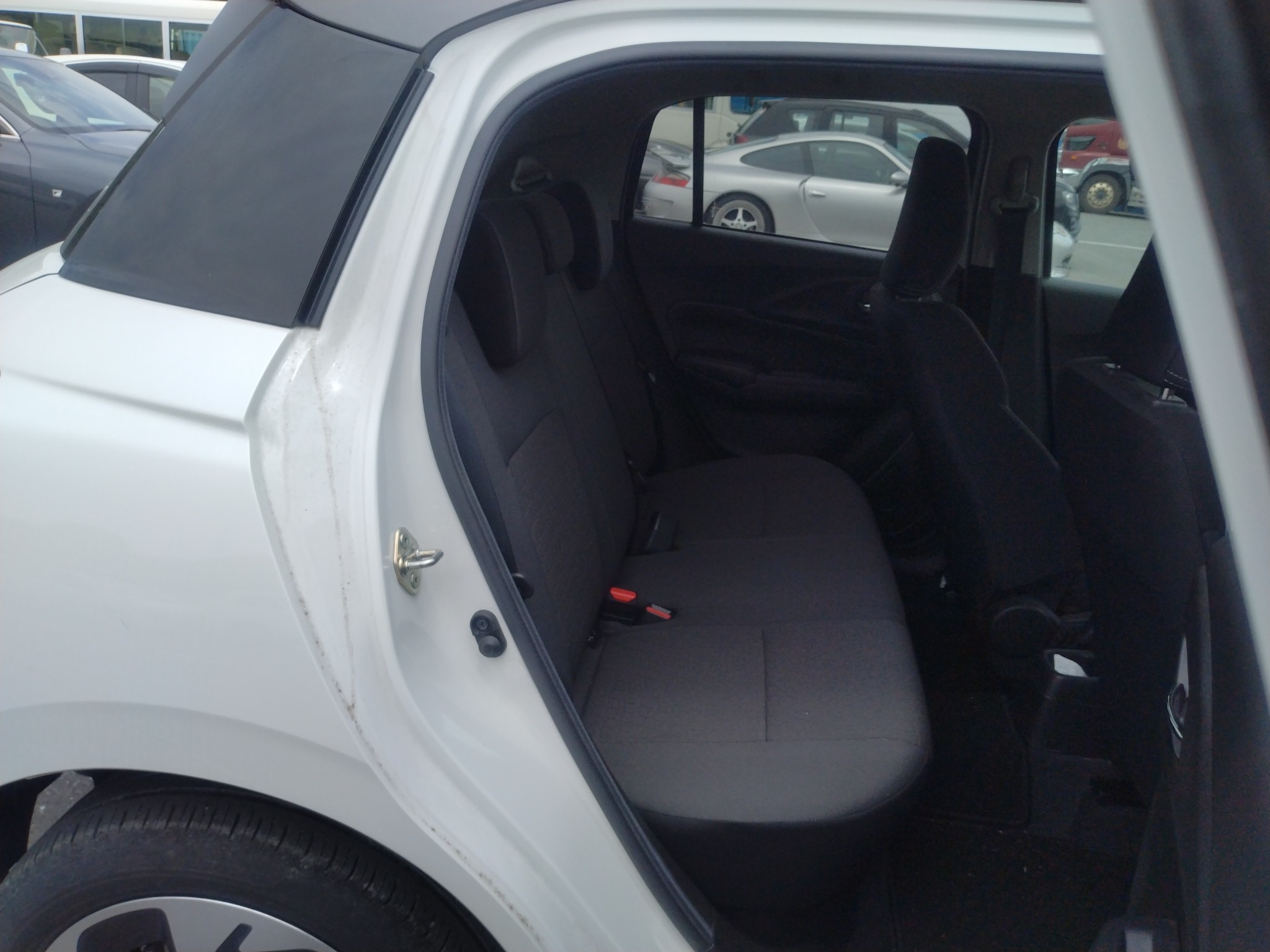 car-img