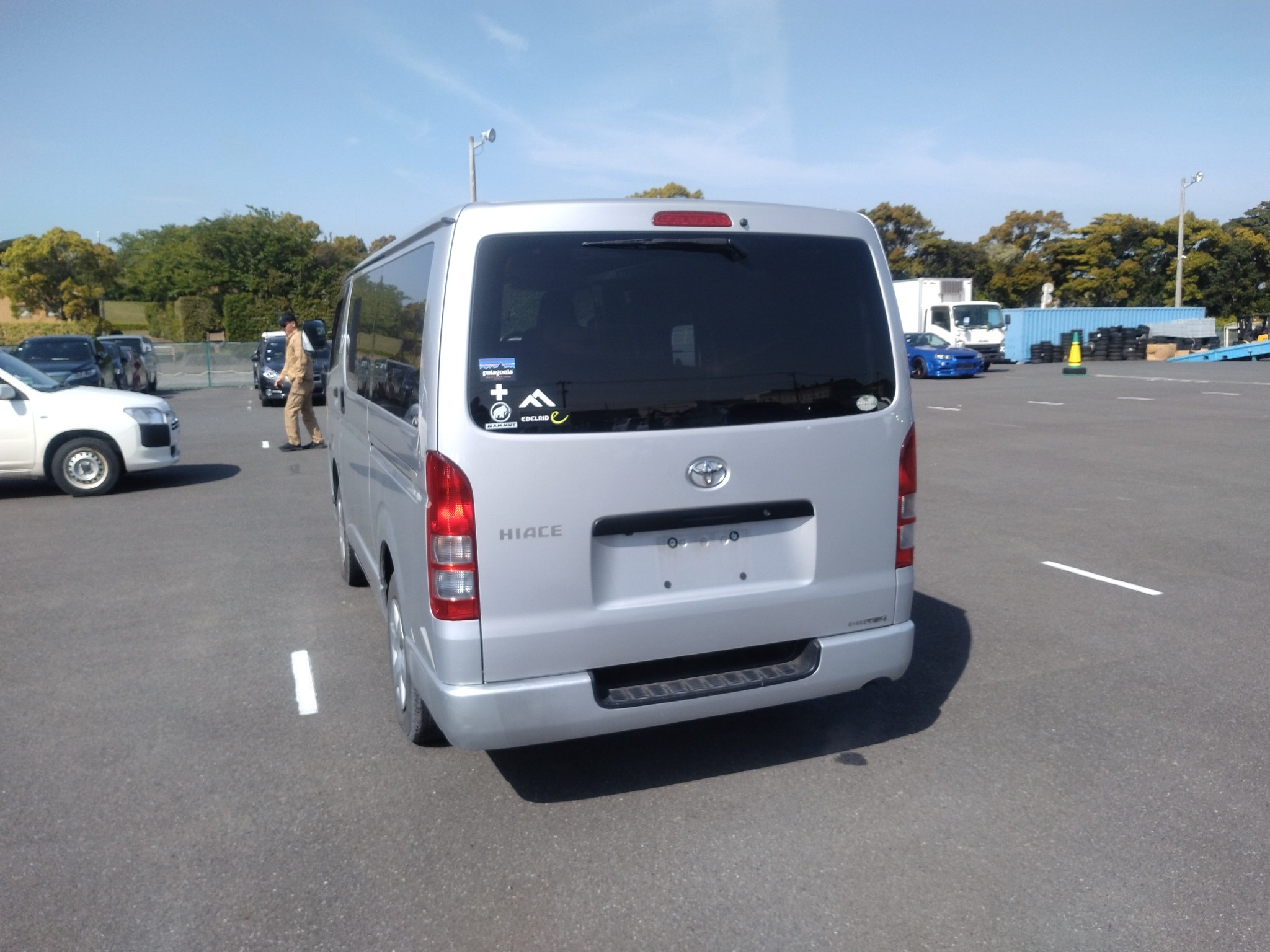 car-img