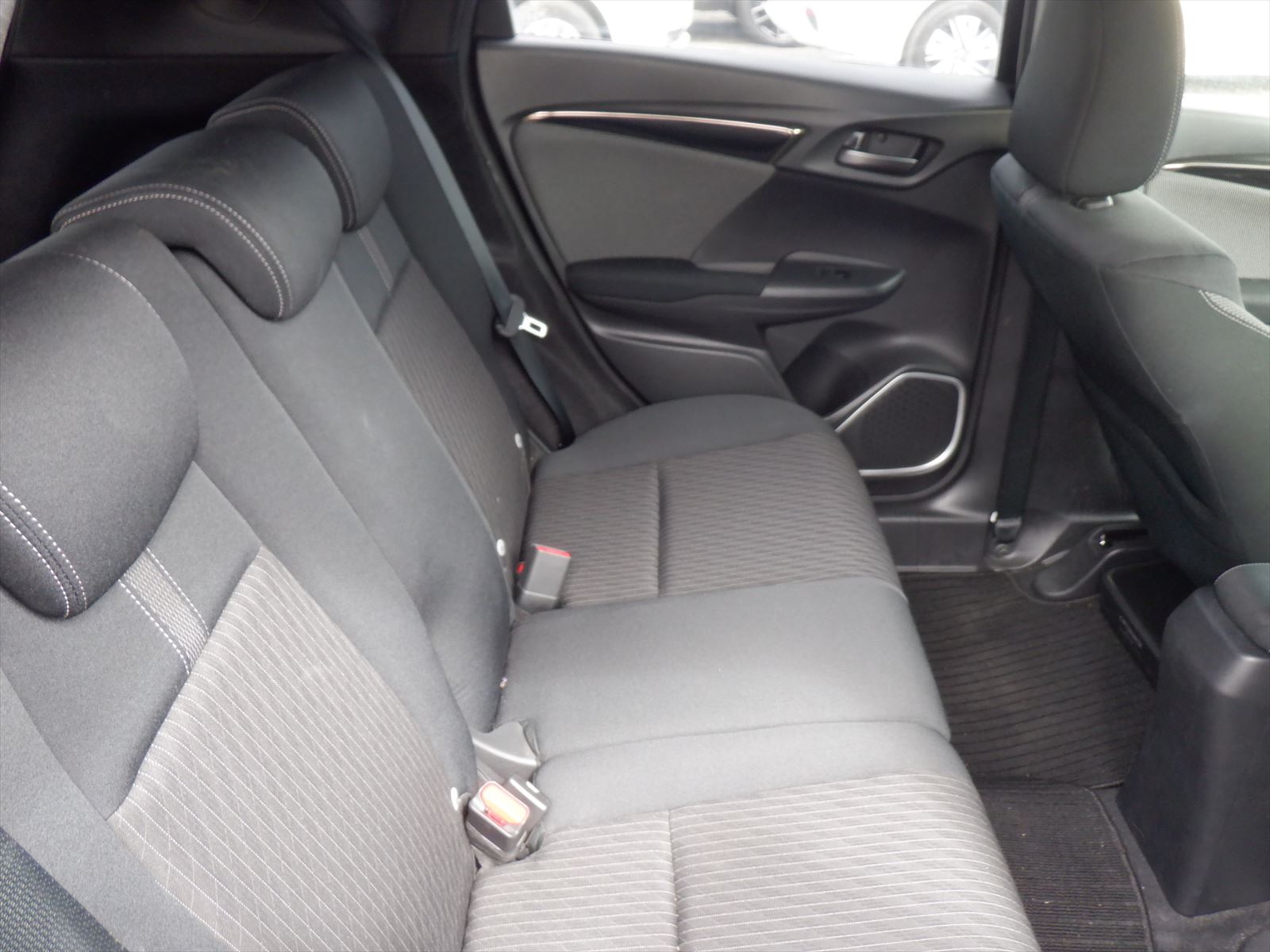 car-img