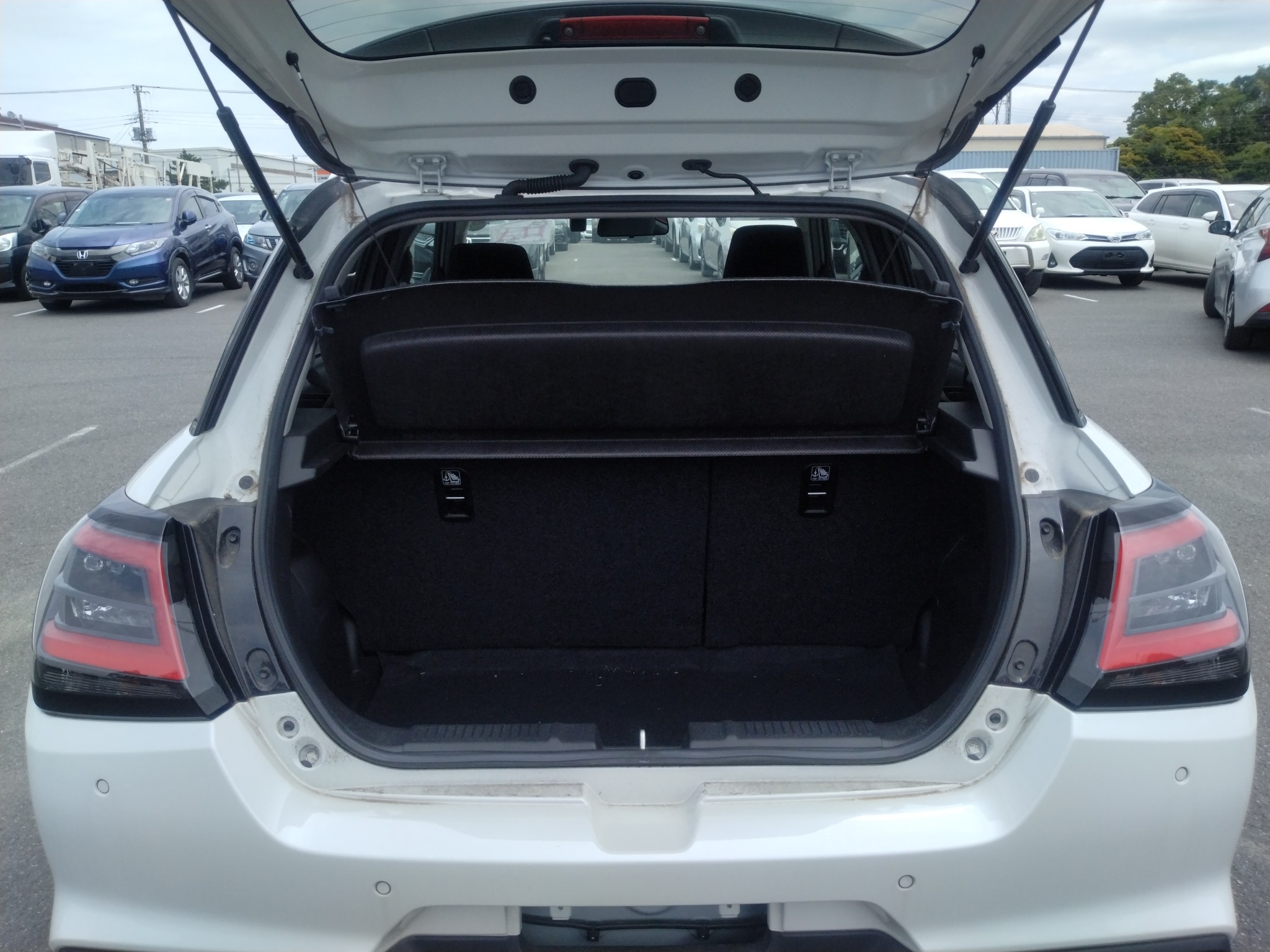 car-img