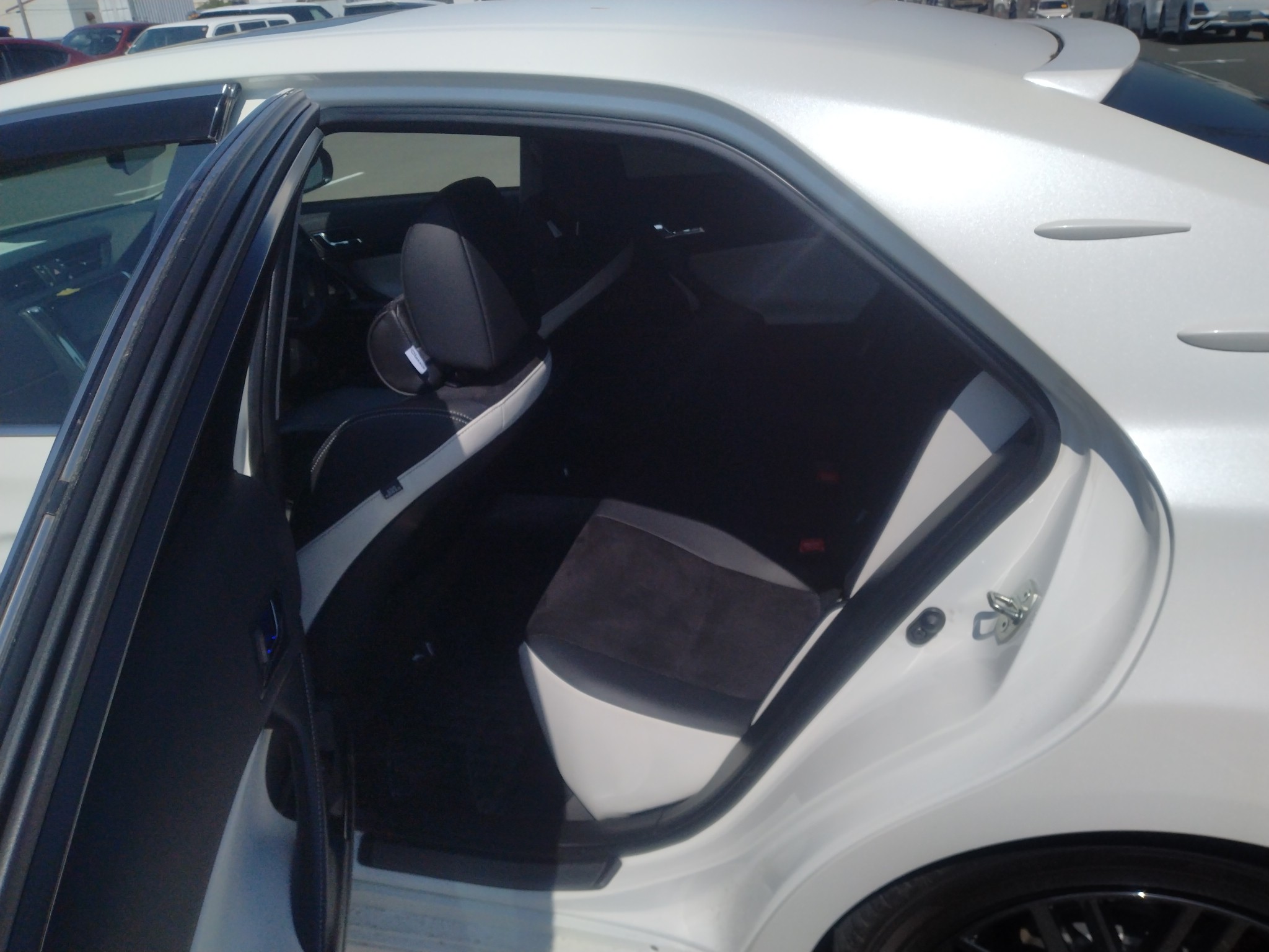car-img